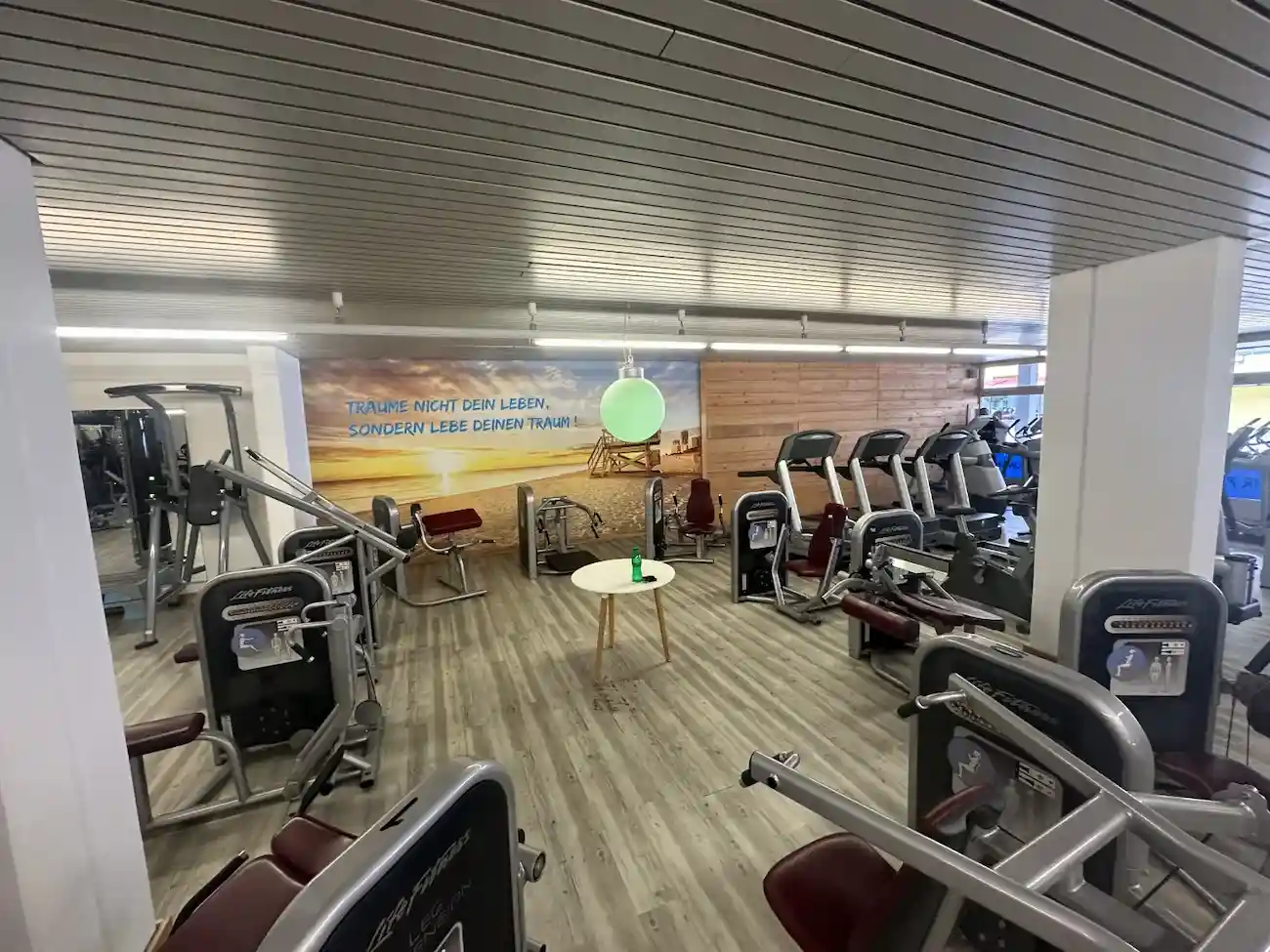 Weitwinkelansicht des Trainingsbereichs vor dem Strand-Wandmotiv