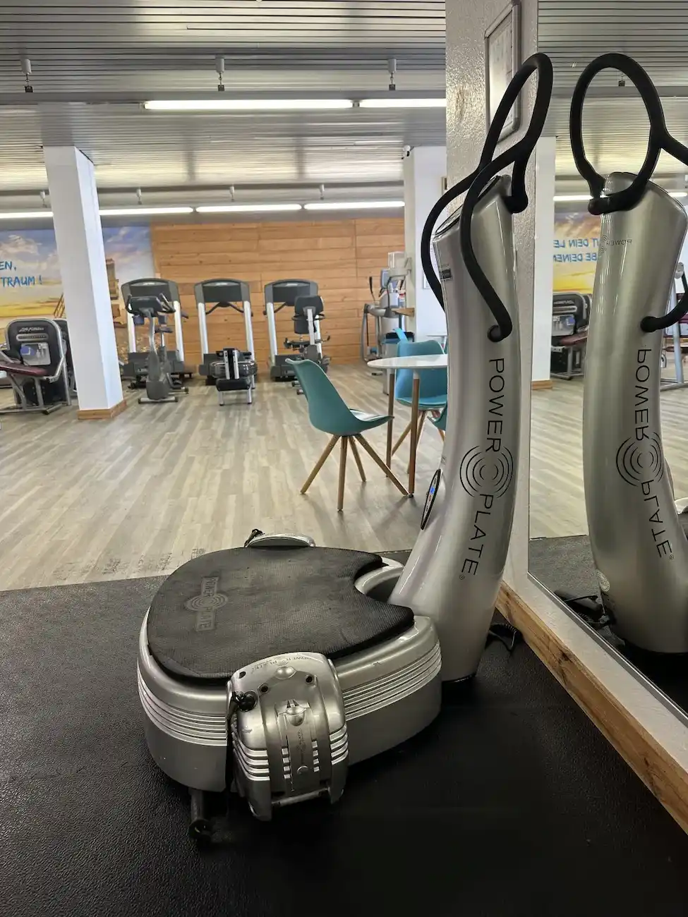 Reihe von Life-Fitness-Kraftgeräten im Studio
