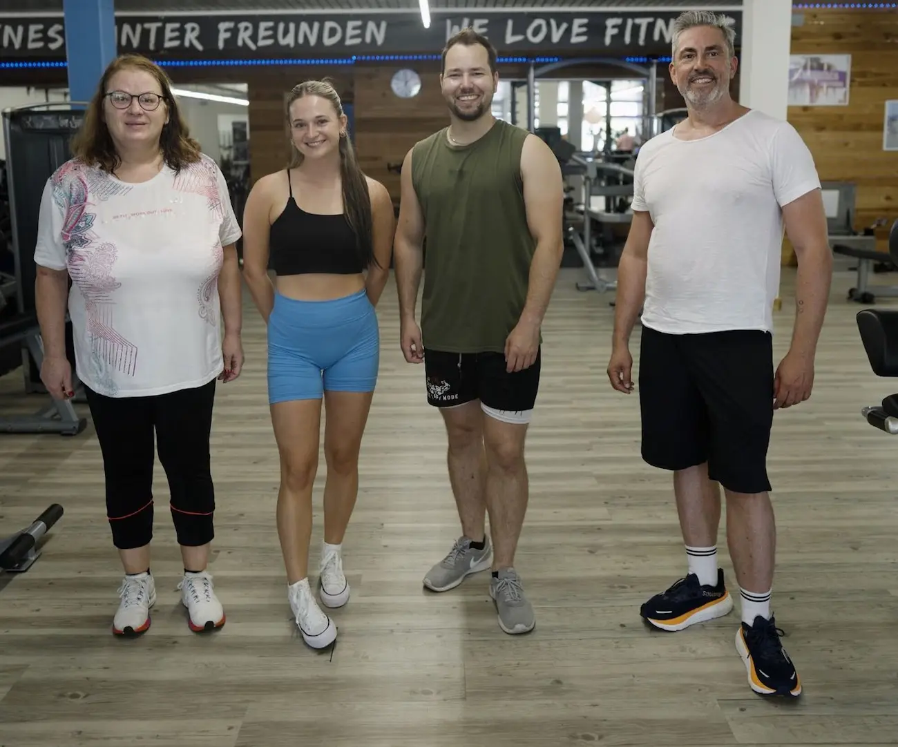 Vier Mitglieder gehen gemeinsam durch den Trainingsbereich